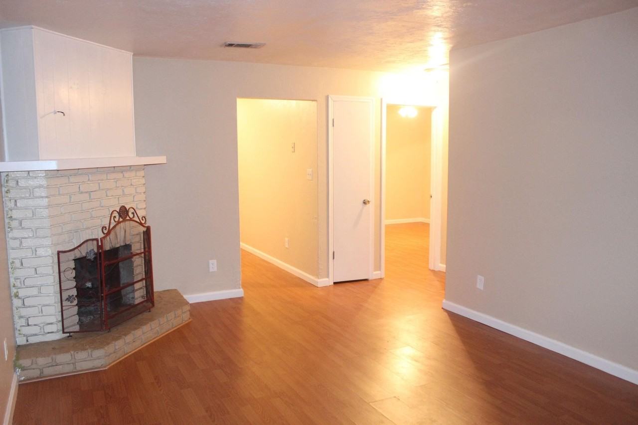 1550 Blountstown St - Photo 2 of 9