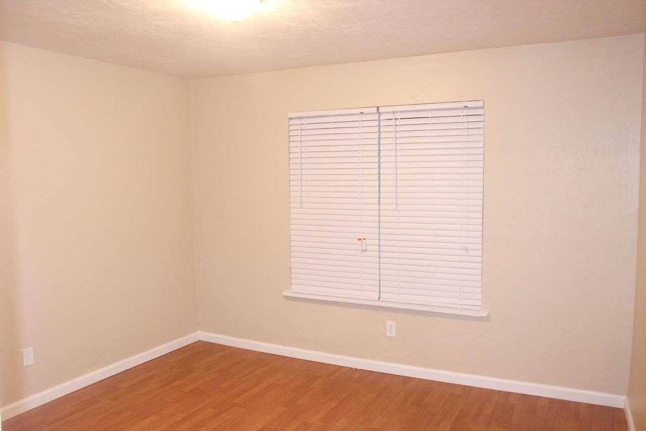1550 Blountstown St - Photo 7 of 9