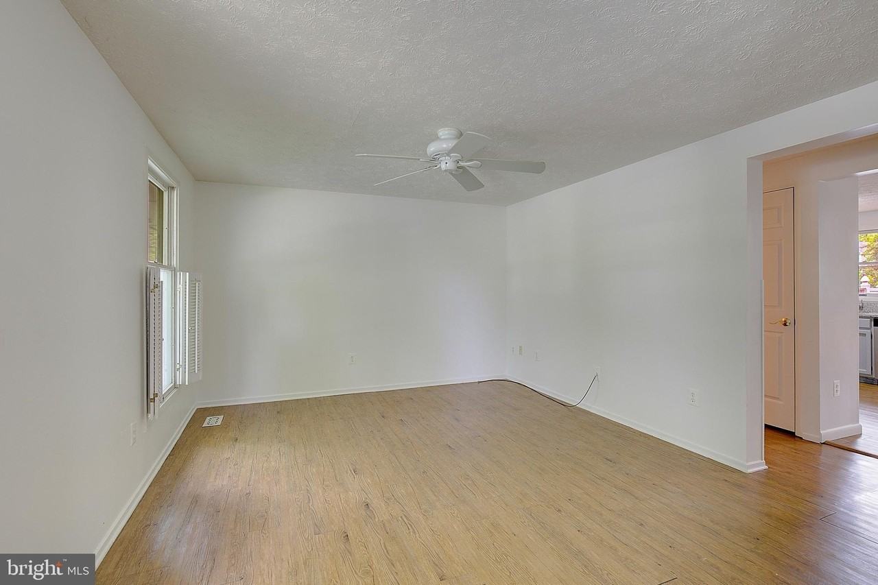 1623 Secretariat Dr - Photo 3 of 33