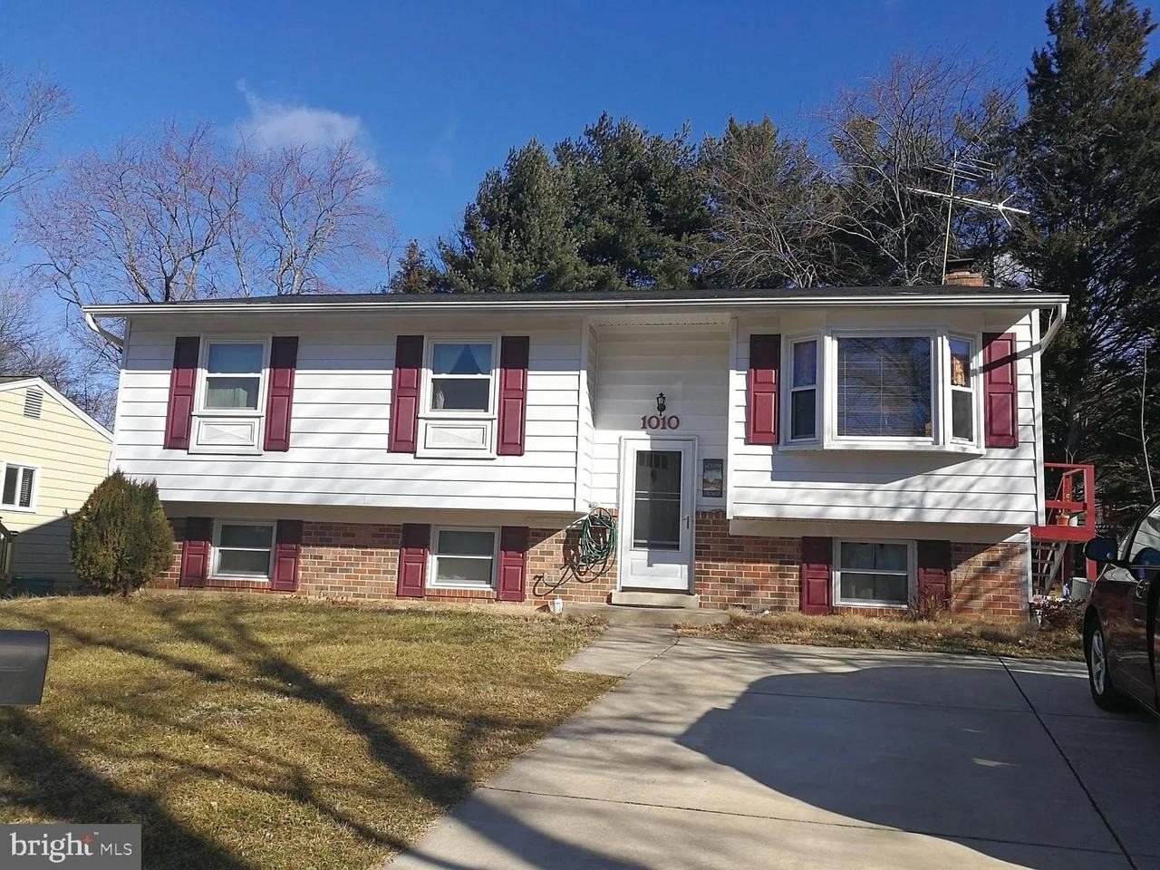 1010 Julian Pl - Photo 2 of 11