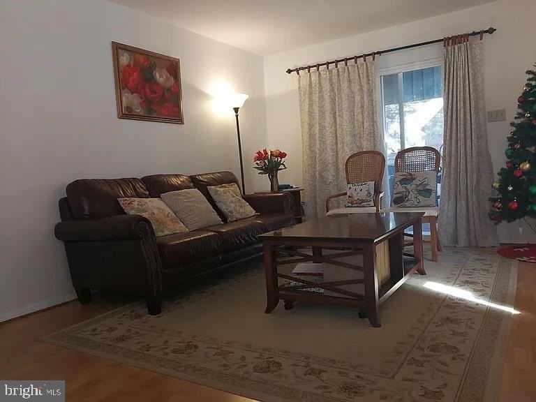 1010 Julian Pl - Photo 3 of 11