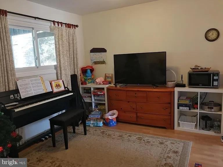 1010 Julian Pl - Photo 4 of 11
