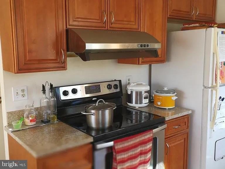 1010 Julian Pl - Photo 5 of 11