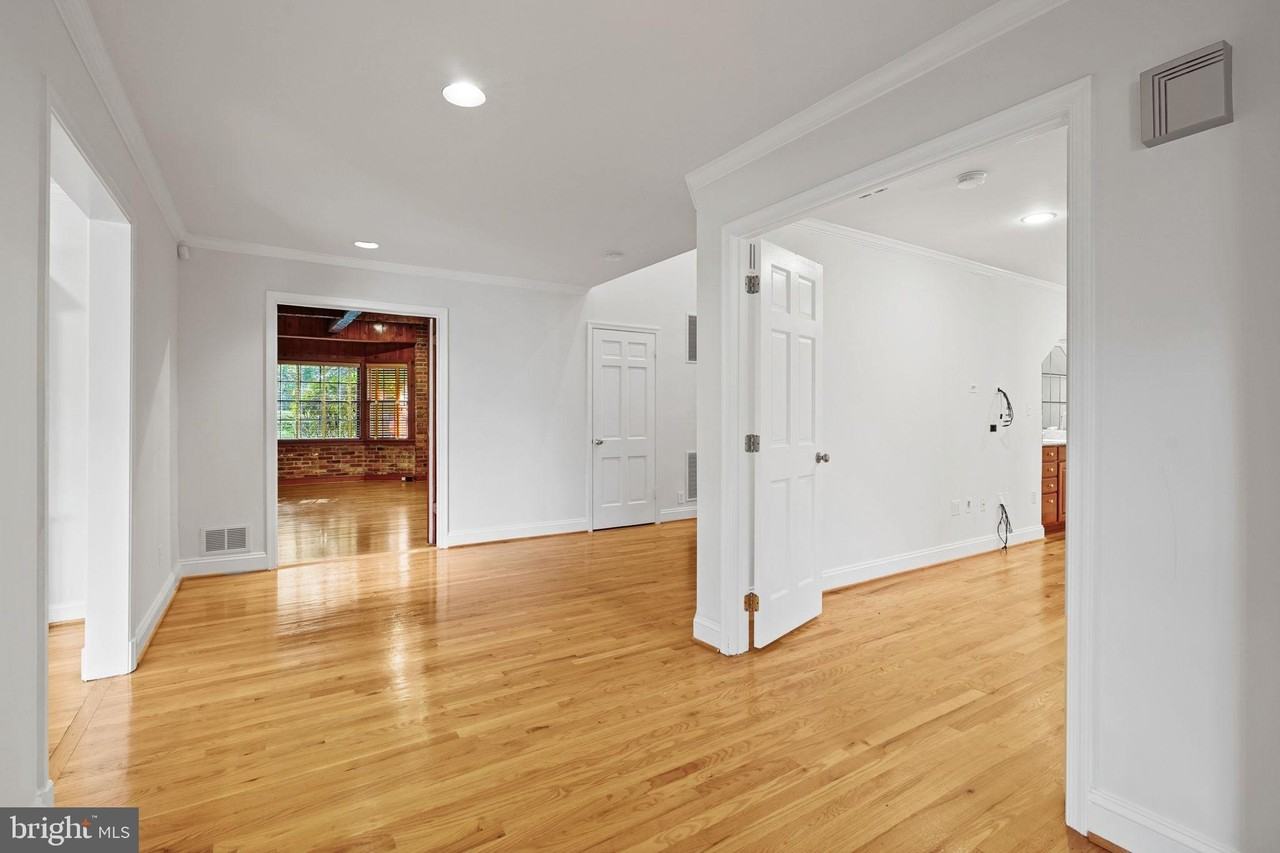 10810 Burbank Dr - Photo 5 of 50