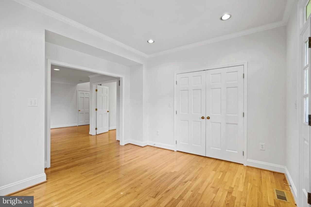 10810 Burbank Dr - Photo 6 of 50