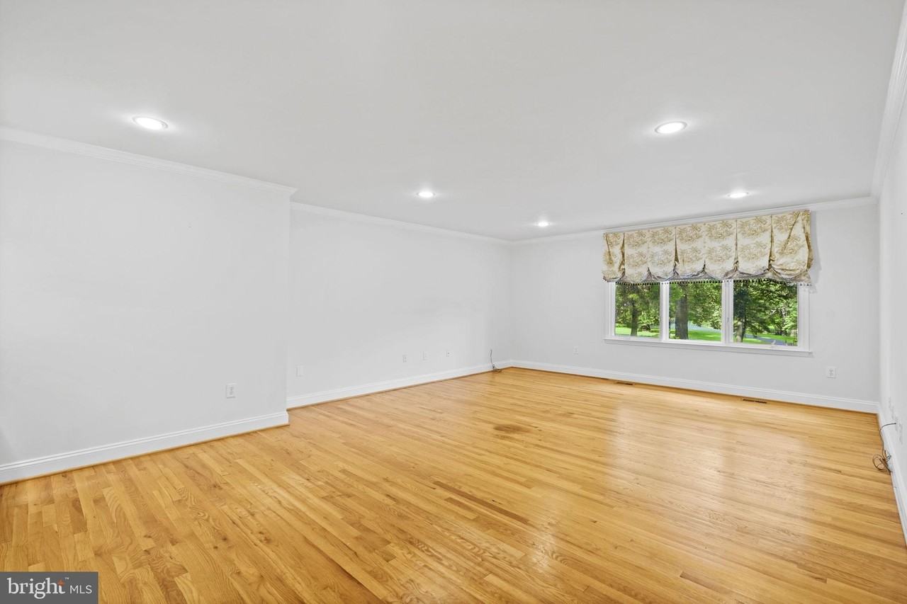 10810 Burbank Dr - Photo 7 of 50