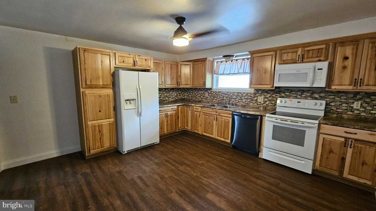 767 Roxbury Rd #D - Photo 5 of 14