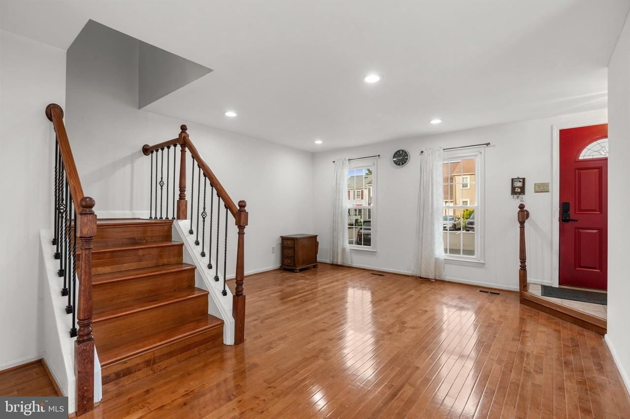 8063 Dulciana Ct - Photo 3 of 32