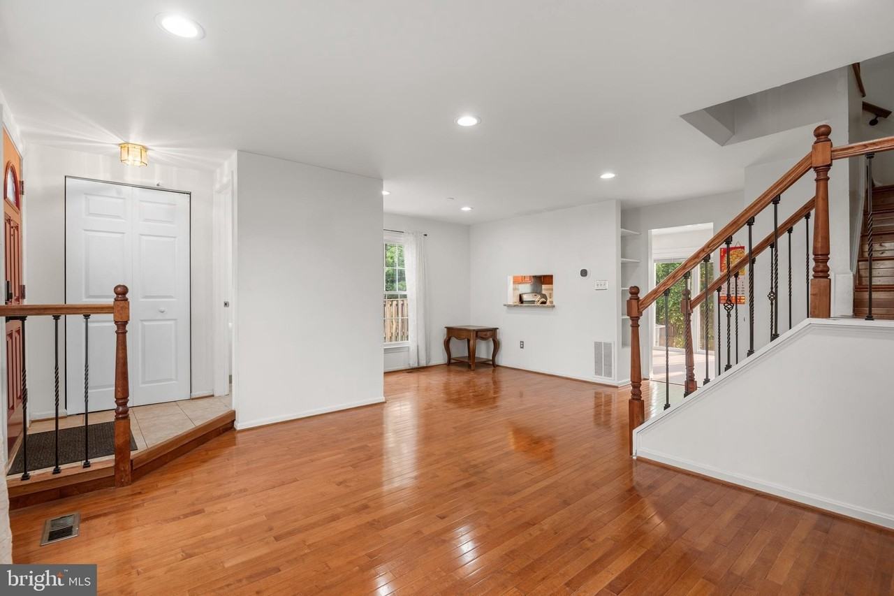 8063 Dulciana Ct - Photo 4 of 32