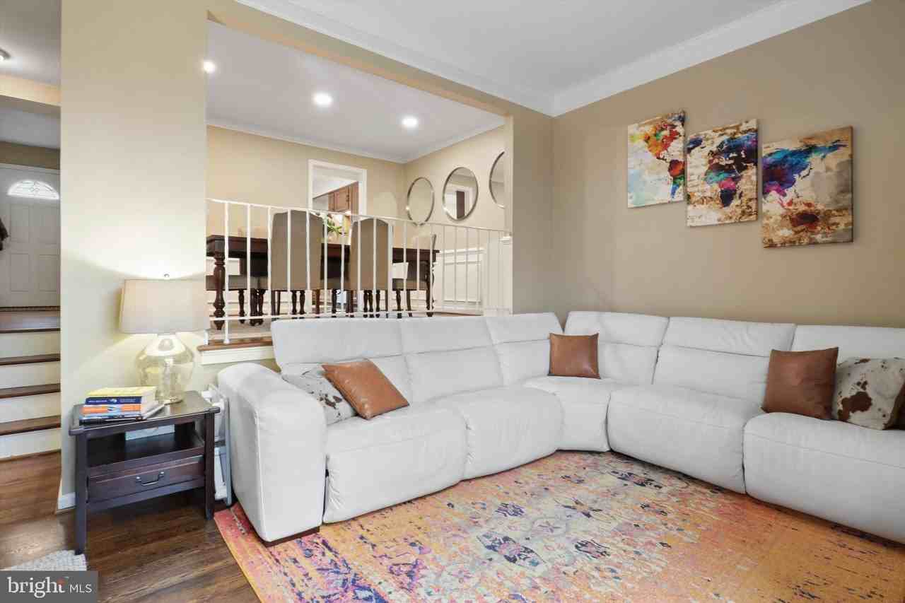 7010 Leestone St - Photo 5 of 19