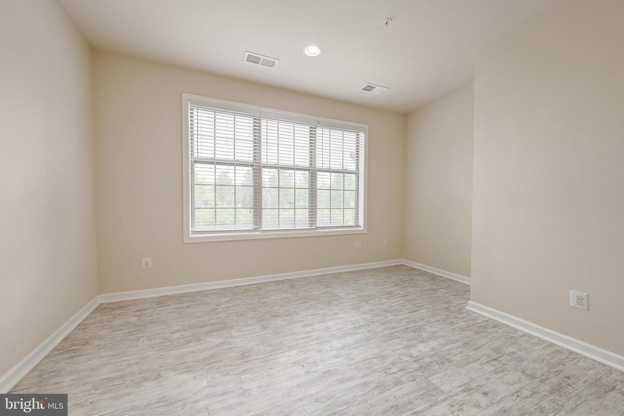 22635 Norwalk Sq - Photo 4 of 38