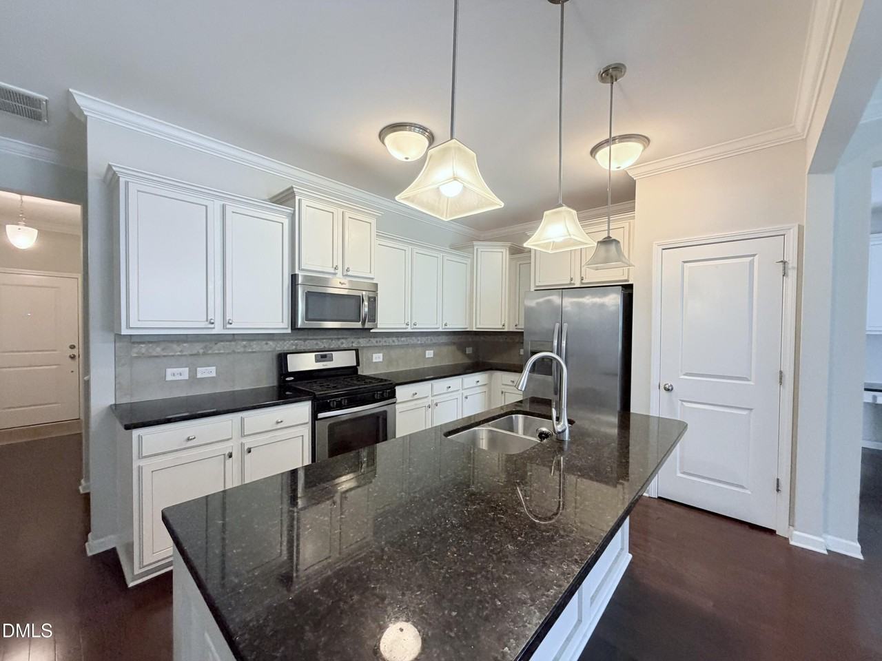 210 Hamlet Pl - Photo 6 of 18