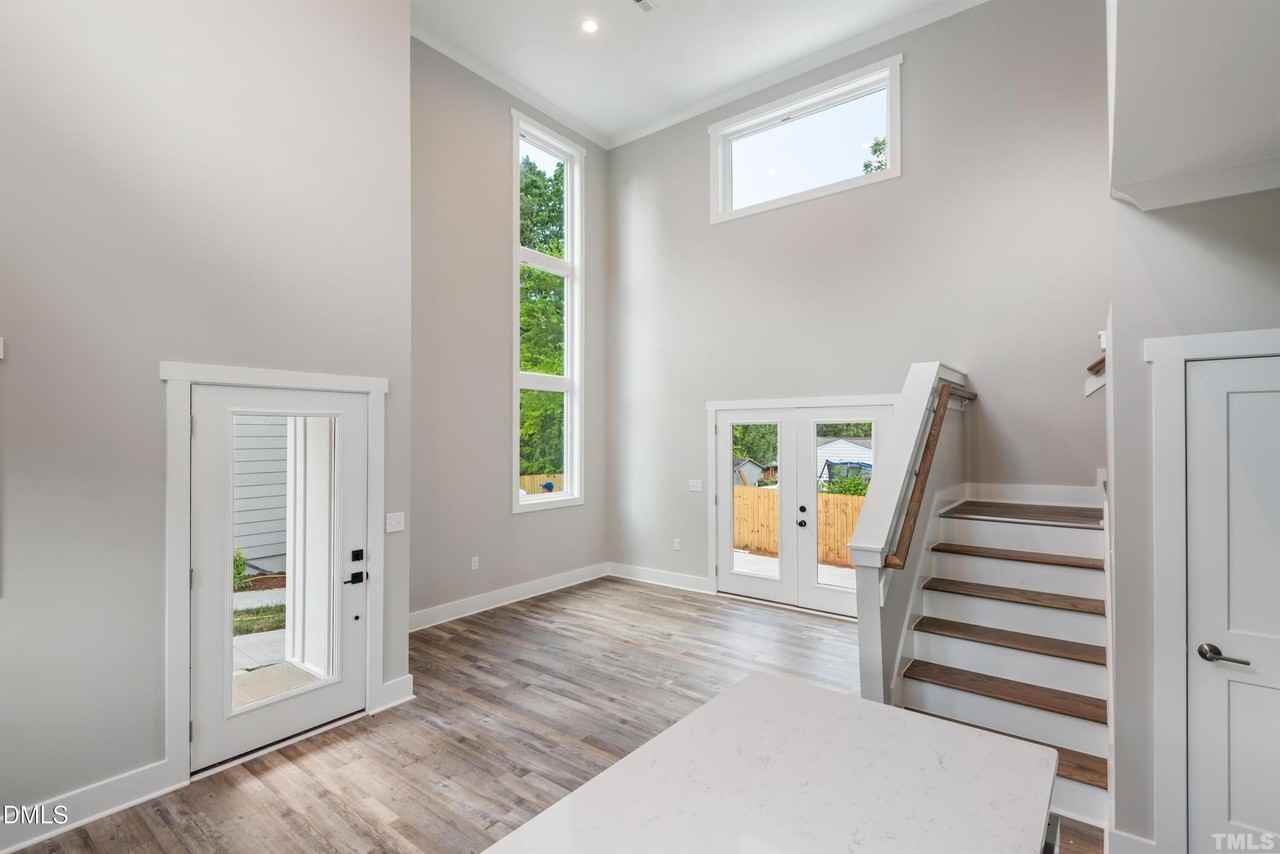 715 Drew St - Photo 3 of 23