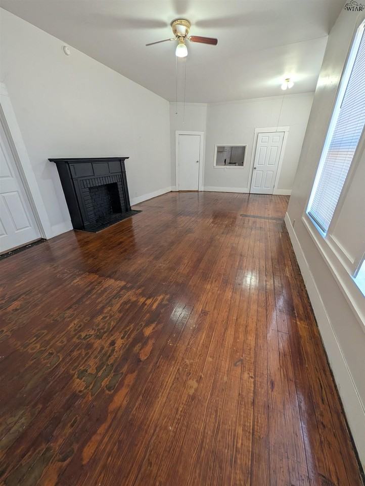 1106 Taylor St - Photo 3 of 17