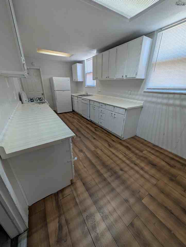 1106 Taylor St - Photo 4 of 17