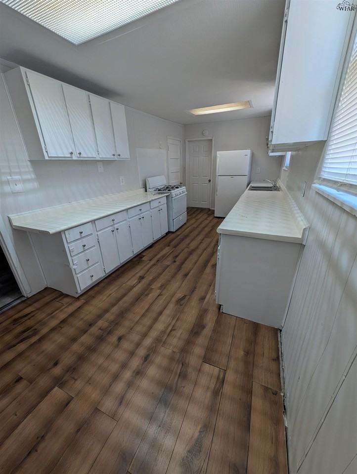 1106 Taylor St - Photo 5 of 17