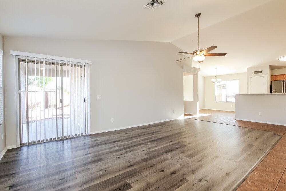 12501 W Mandalay Ln - Photo 3 of 16