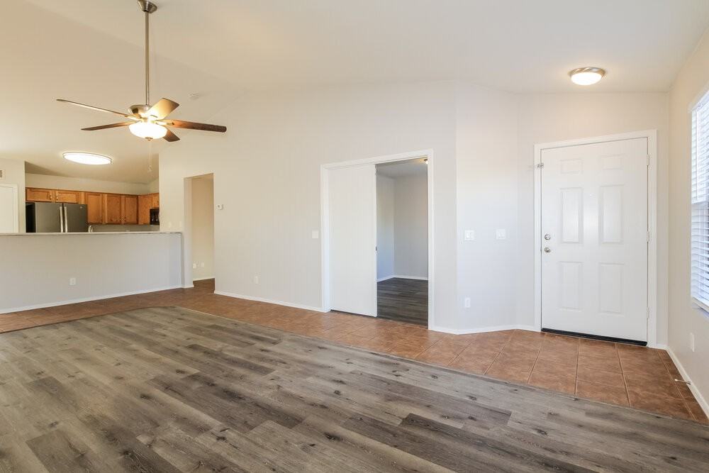 12501 W Mandalay Ln - Photo 4 of 16