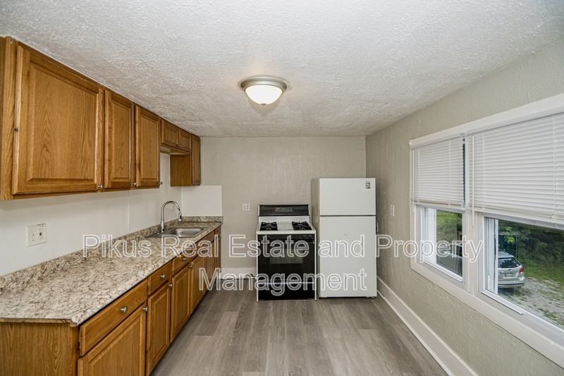487 Crouse St - Photo 2 of 12