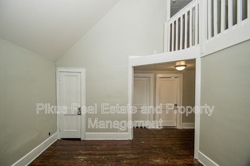 487 Crouse St - Photo 3 of 12
