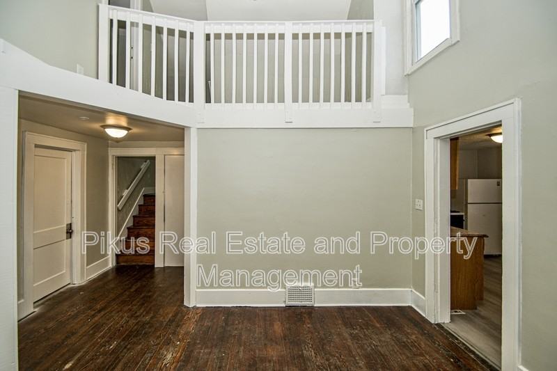 487 Crouse St - Photo 4 of 12