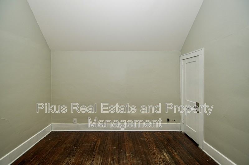 487 Crouse St - Photo 5 of 12