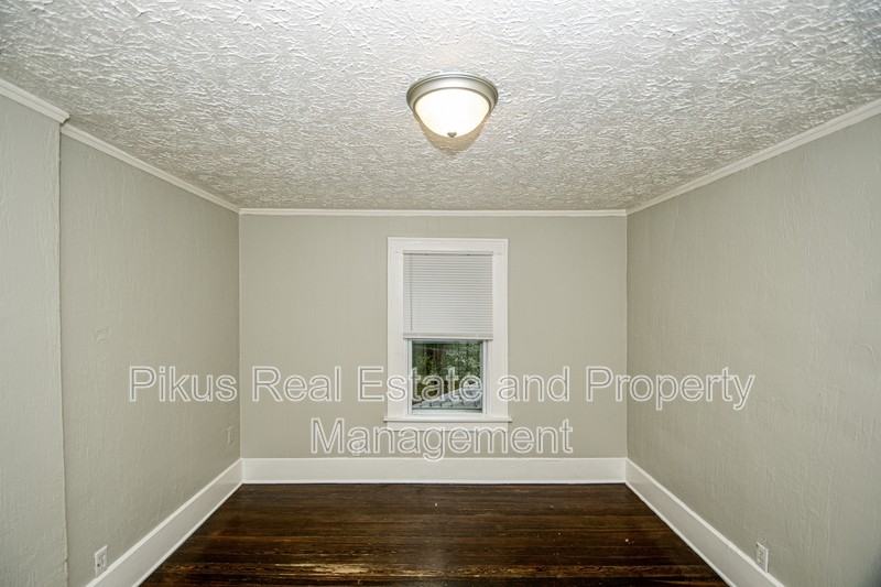 487 Crouse St - Photo 6 of 12