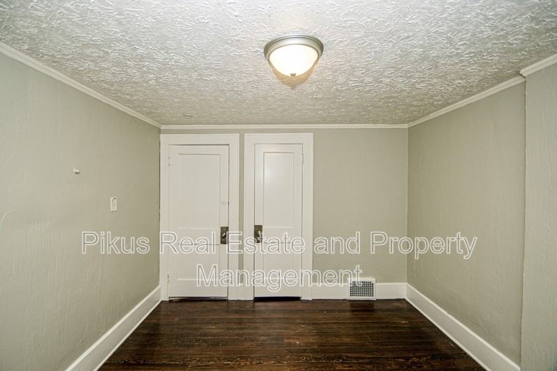 487 Crouse St - Photo 7 of 12