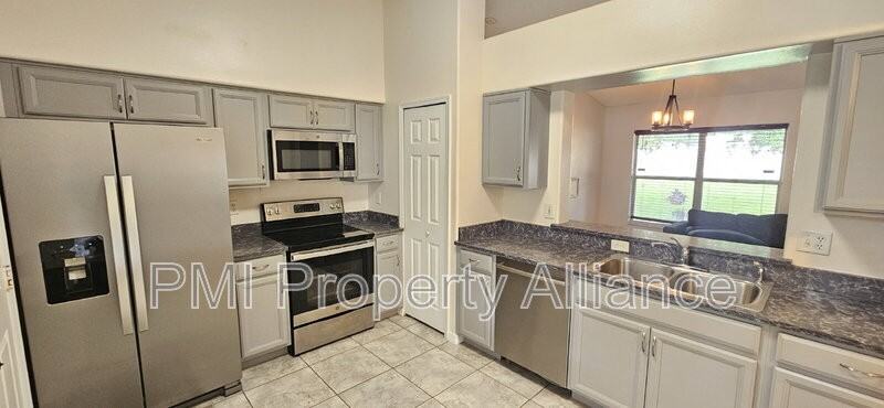 11649 Crescent Pines Blvd - Photo 2 of 17