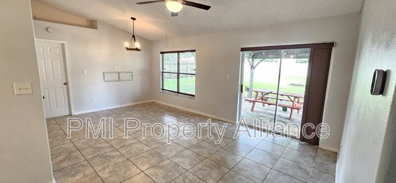11649 Crescent Pines Blvd - Photo 4 of 17