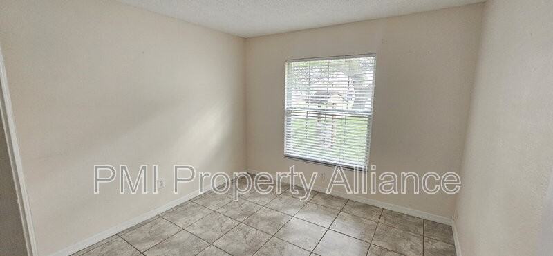11649 Crescent Pines Blvd - Photo 5 of 17