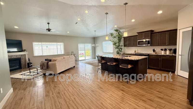 1060 S Delaware St - Photo 4 of 17