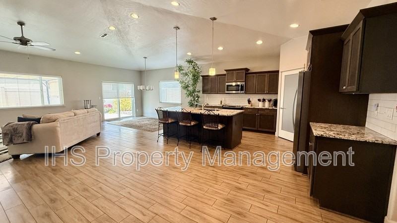 1060 S Delaware St - Photo 5 of 17