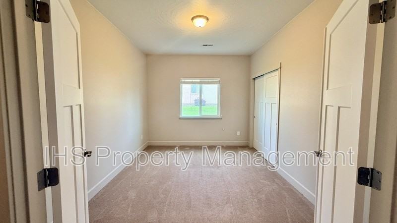 1060 S Delaware St - Photo 6 of 17