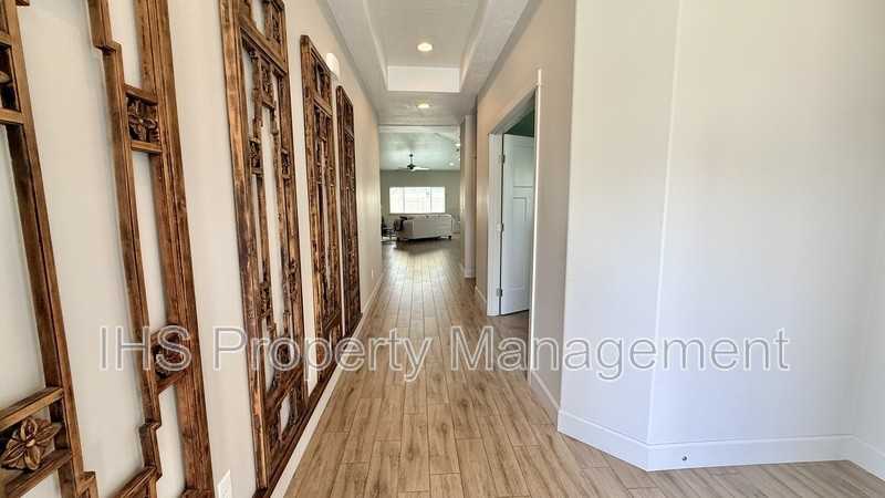 1060 S Delaware St - Photo 7 of 17