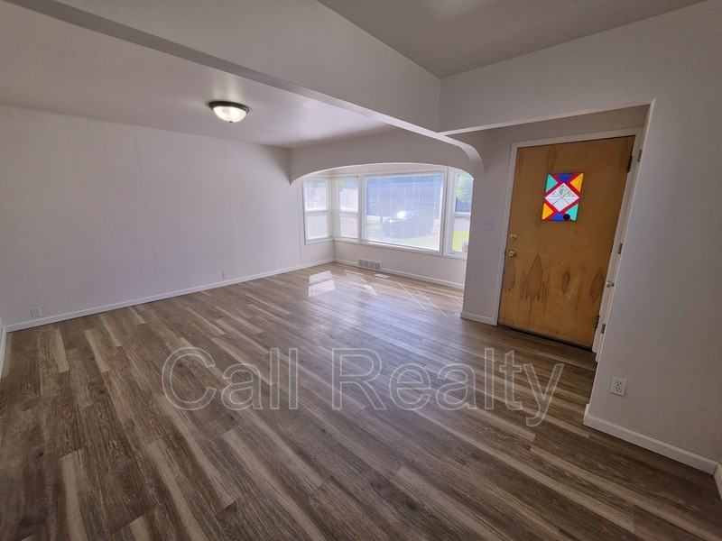 19019 E Alki Ave - Photo 2 of 9