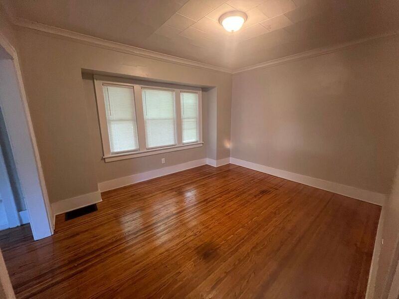 1066 Bay St - Photo 3 of 7