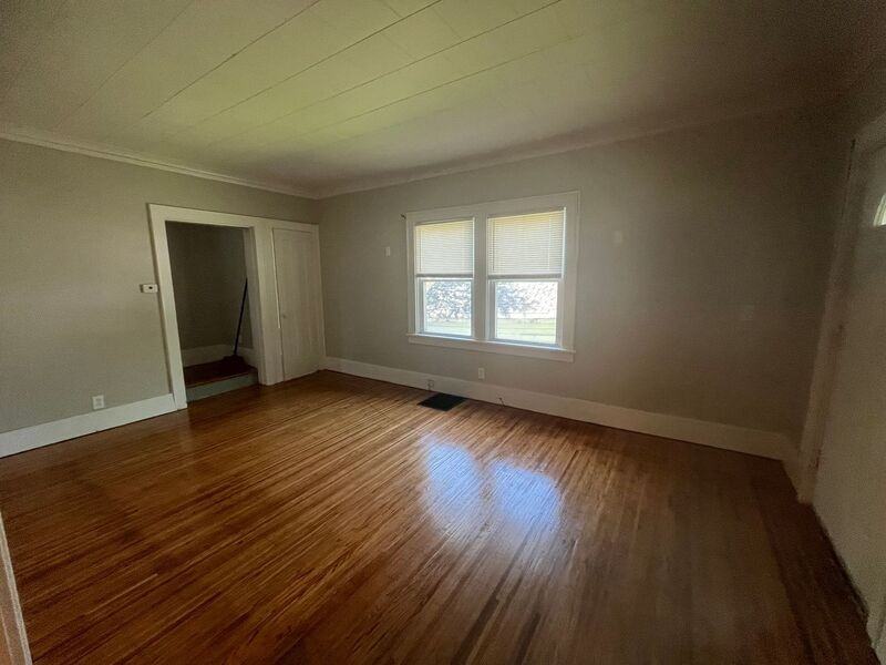 1066 Bay St - Photo 4 of 7