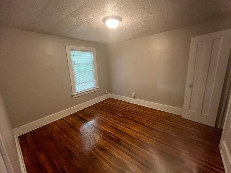 1066 Bay St - Photo 5 of 7