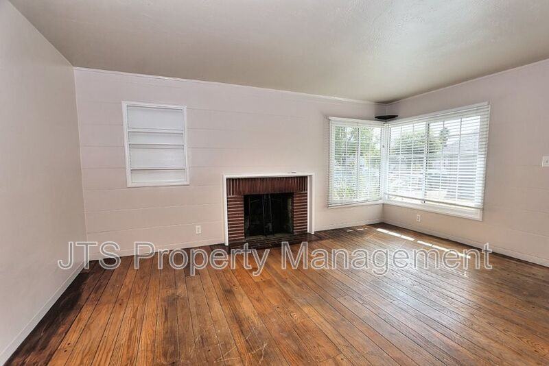 3109 Hampshire Dr - Photo 5 of 49