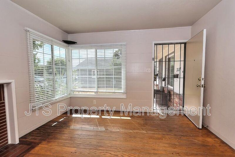 3109 Hampshire Dr - Photo 6 of 49