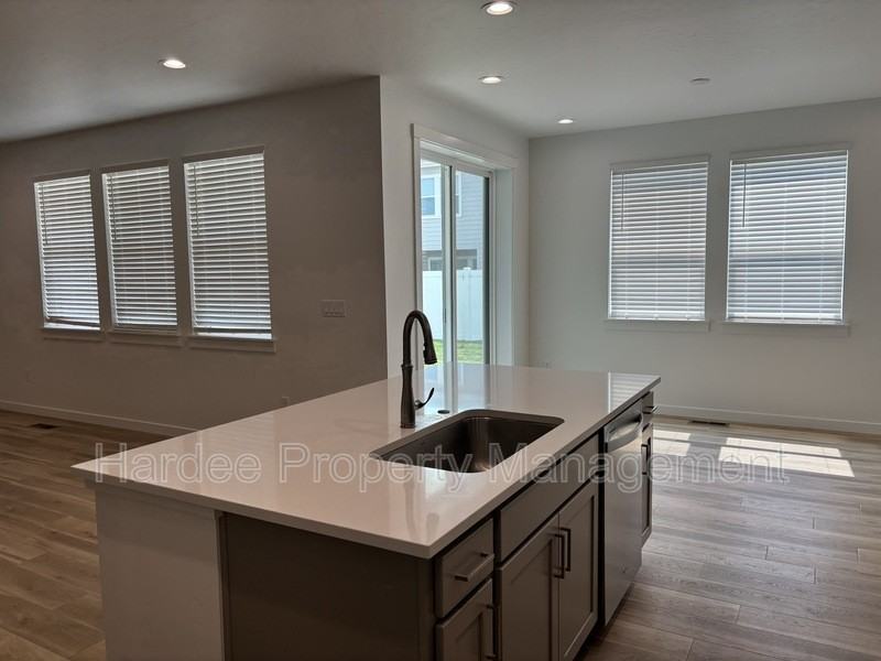 1411 W Dovefield St - Photo 5 of 30