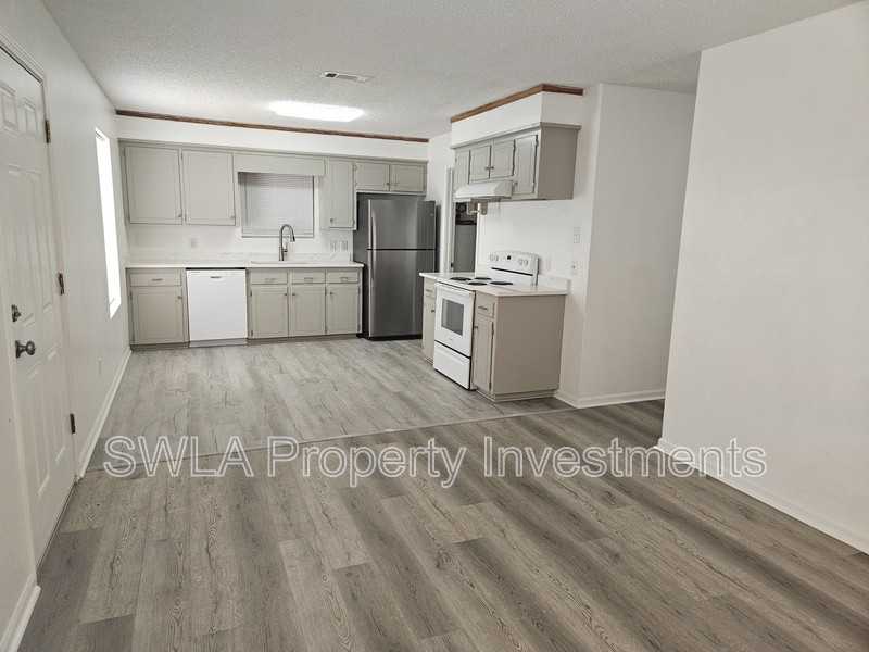 1750 S Tallowood Dr - Photo 2 of 10