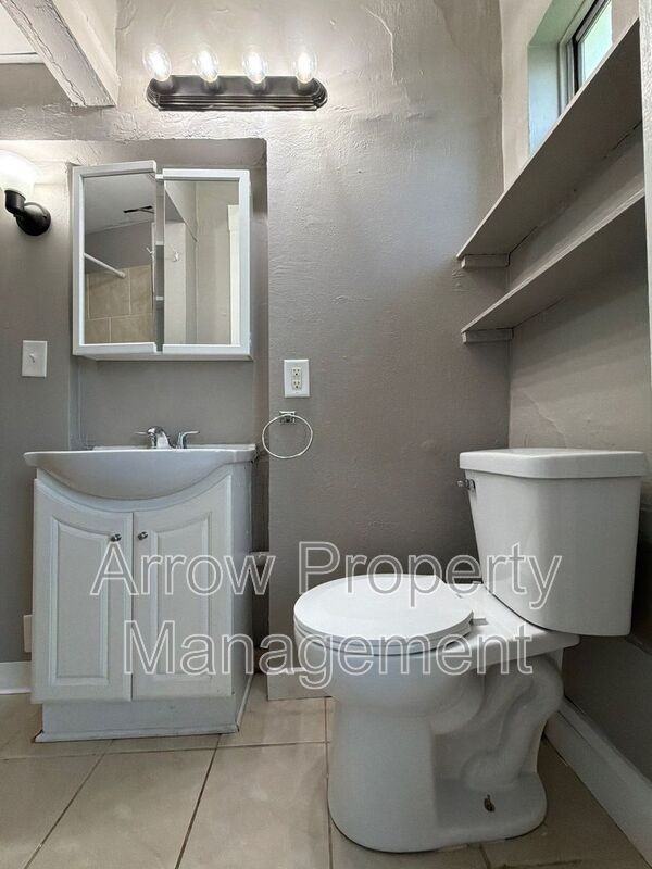1215 Peach St #5 - Photo 2 of 20