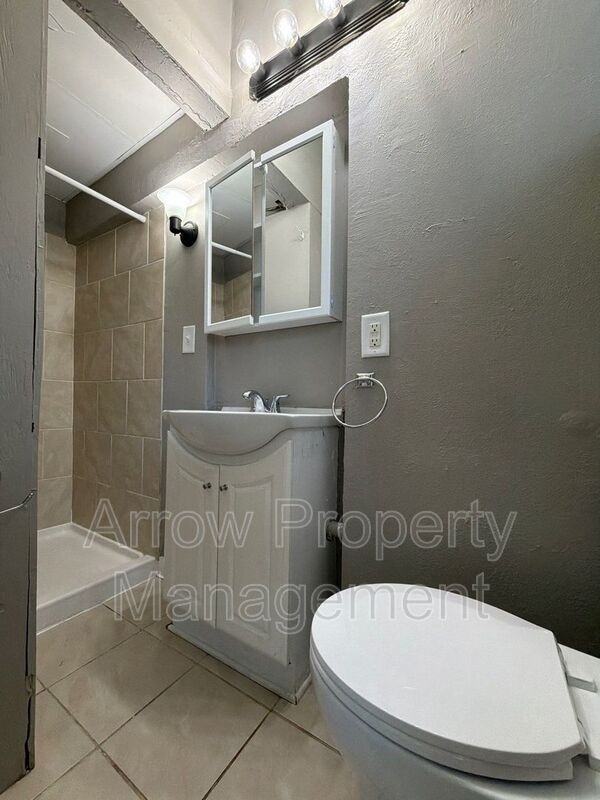 1215 Peach St #5 - Photo 3 of 20