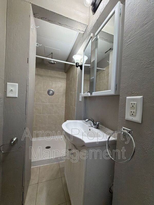 1215 Peach St #5 - Photo 4 of 20