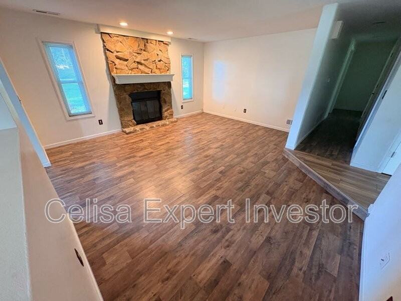 2819 Autumn Leaf Ln - Photo 2 of 11