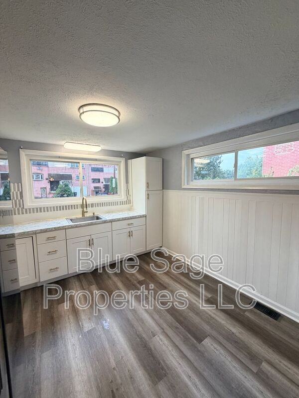 2118 Valley View Dr - Photo 4 of 35