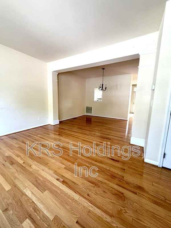 1023 Carrington Pl - Photo 6 of 13