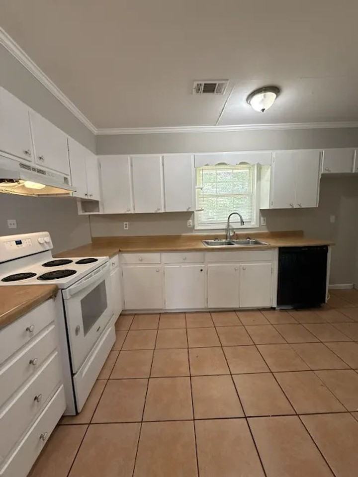 2358 Oak Ave - Photo 4 of 18